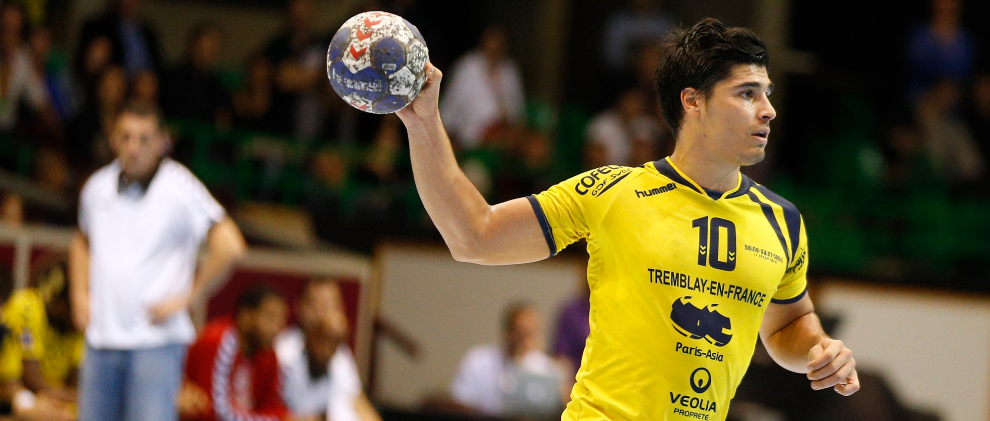 À Tremblay, Guillaume Crépain avait pourtant retrouvé Stéphane Imbratta, son précédent entraîneur et formateur, ici en blanc au second plan (saison 2013/2014).