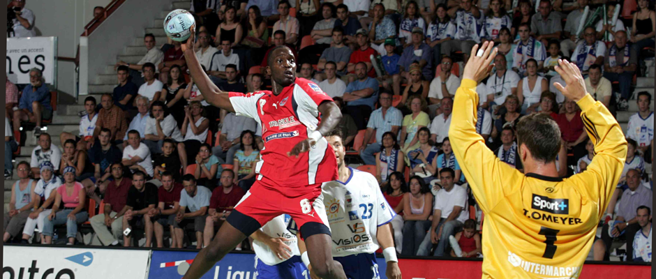 Ibrahima Diaw, sous les couleurs du Paris Handball, ici face à Thierry Omeyer
