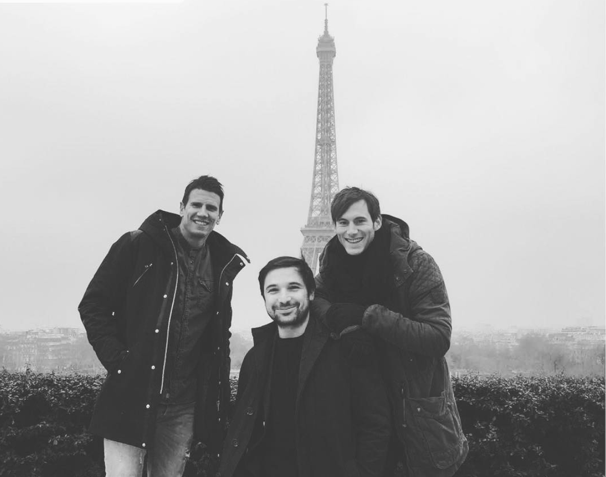 Avec les partenaires de sa marque U and Woo devant... la Tour Eiffel ! (Instagram d'Uwe Gensheimer)