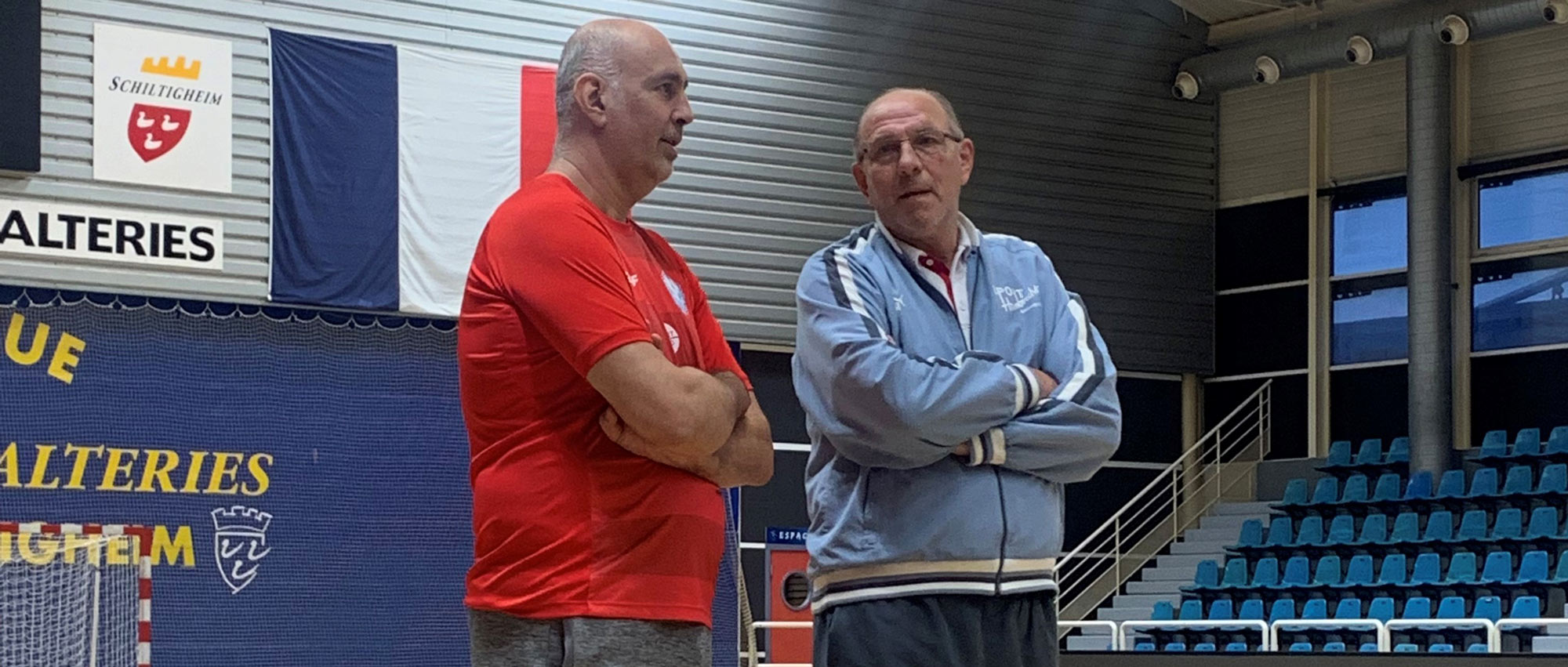 Denis Lathoud, entraîneur de l'ESSAHB, et Andrei Lavrov en pleine discussion lors d'un entraînement